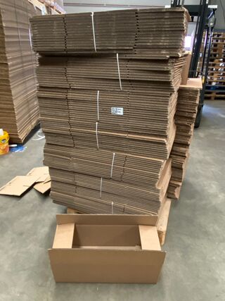 Ca. 105x Verzenddozen, dubbelgolf, Bruin, 61x23x240cm