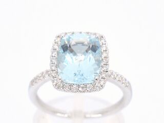 Witgouden entourage ring met een bijzondere aquamarijn