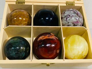 6x Edelsteenbollen in houten kist