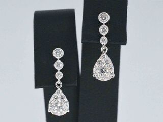 Witgouden druppelvormige oorhangers met diamanten