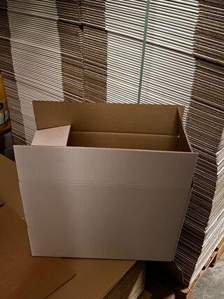 Ca. 220x Verzenddozen, dubbelgolf, wit, 48x23x35cm