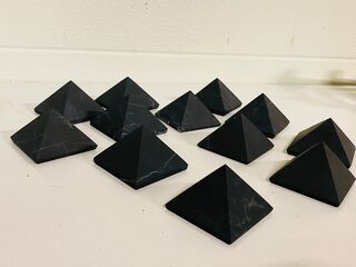 Ca. 12x Shungiet piramide ongepolijst