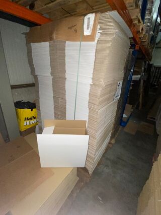 Ca. 220x Verzenddozen, dubbelgolf, wit, 48x23x35cm