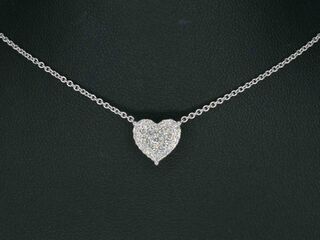 Witgouden hartvormige hanger en collier vol met diamanten