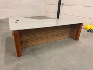 3x Robuuste bureaus incl. ladekastjes