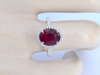 Witgouden entourage ring met diamanten en robijn