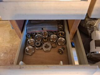 Vakkenkast met assortiment installatiemateriaal