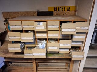 Vakkenkast met assortiment installatiemateriaal