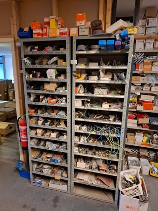 Partij installatiemateriaal incl 2x magazijnkast