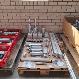 Assortiment pneumatische cilinders en toebehoren o.a. Festo, Norgren