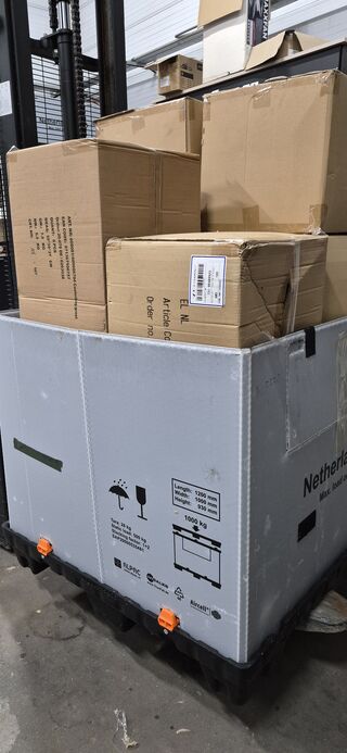 9 x Gereedschapskoffer, 70 x koeltas, inclusief palletbox, Ahrend, Zwa