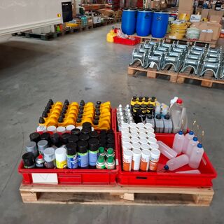 Diverse spuitbussen en oliën