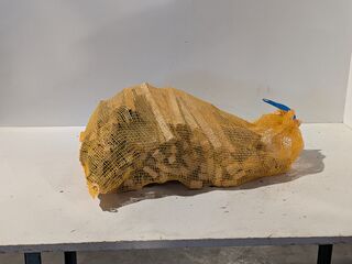Pallet met aanmaakhout