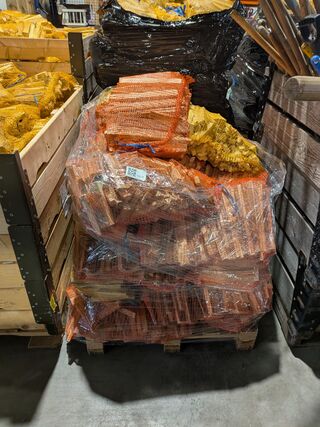 Pallet met aanmaakhout