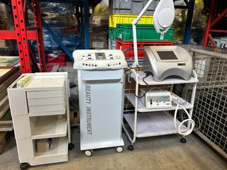 Partij professionele schoonheidsapparatuur met behandelwagens