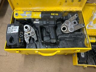2x REMS accu-perstangen met persbekken, 4x metalen transportkoffers
