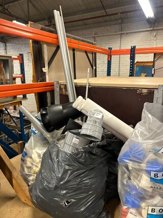 Partij PVC afvoerbuizen, hulpstukken en installatiemateriaal