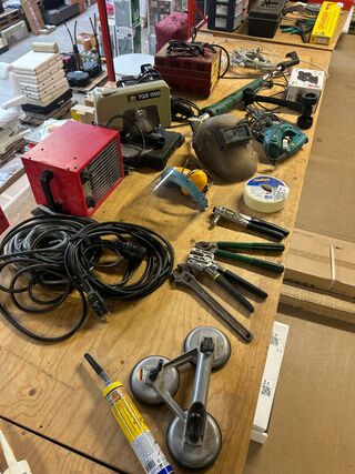 Elektrisch gereedschap, zaagmachine, acculader en diverse handgereedsc