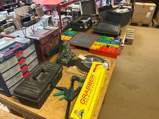 Partij gereedschap, gereedschapskoffers, bevestigingsmaterialen W.o. B