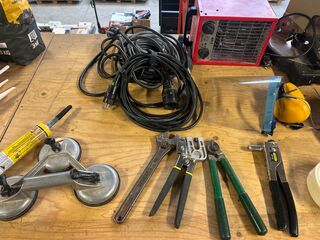 Elektrisch gereedschap, zaagmachine, acculader en diverse handgereedsc