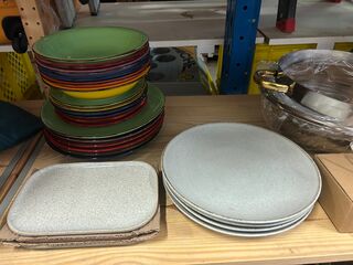 2x Inhoud stellingvak w.o. servies en keukenbenodigheden