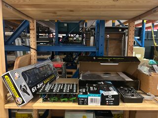 7x Muziekinstrumenten, studio- en audioapparatuur W.o. Devine, Roland