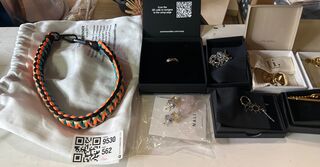 15x Partij sieraden en accessoires w.o. ringen, oorbellen, kettingen W