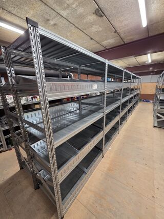 27 meter magazijnstellingen met metalen legborden en inzetbakken