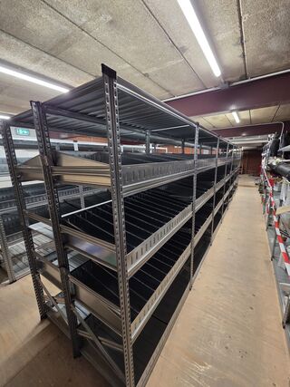 27 meter magazijnstellingen met metalen legborden en inzetbakken