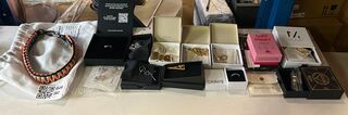 15x Partij sieraden en accessoires w.o. ringen, oorbellen, kettingen W