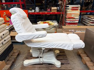 Elektrische behandelstoel / pedicurestoel met verstelbare beensteunen