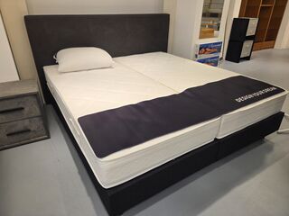 2x Maatwerk hardbox 20 cm (90×200 cm) met twee matrassen, hoofdbord 18