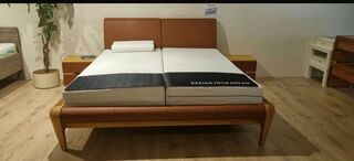Tweepersoonsbed met 2 nachtkastjes