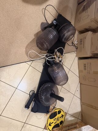 Lamp waarvan 2 bollen kapot zwart