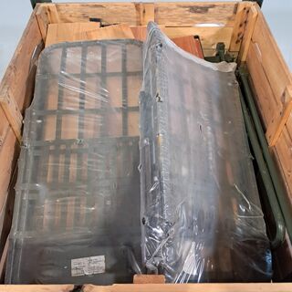 Metalen frames en 2x monteurskar