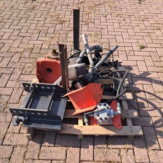 2x Pallet met diverse onderdelen voor o.a veegborstels & hef-trucks