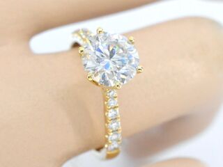 Geelgouden ring met een grote natuurlijke diamant van 2.03 carat