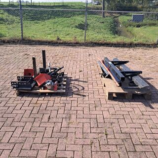 2x Pallet met diverse onderdelen voor o.a veegborstels & hef-trucks