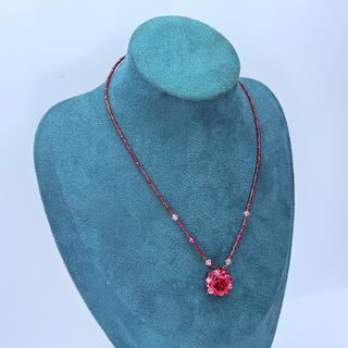 Collier gedecoreerd met ‘Rose’ pendant