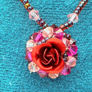 Collier gedecoreerd met ‘Rose’ pendant