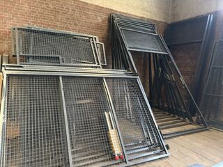3x Officiële padelbanen frames en glazen panelen ca. 50 panelen