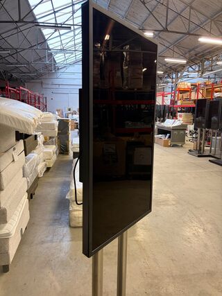 Samsung OM46N 46 inch professioneel scherm inclusief vloerstatief