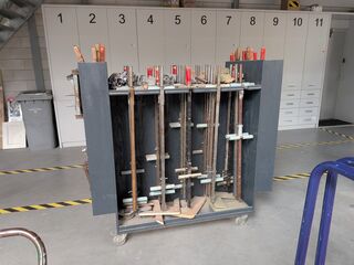 Ca. 85x Diverse lijmklemmen op transportwagen o.a. Bessey