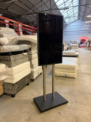 Samsung OM46N 46 inch professioneel scherm inclusief vloerstatief