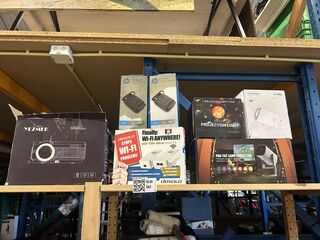 Partij elektronica w.o. HP laptopladers, Devolo WiFi-adapters en diver