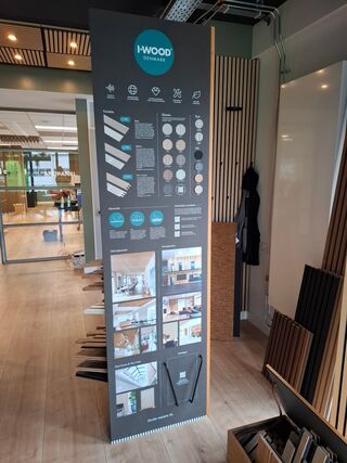 Showroomdisplay met diverse panelen
