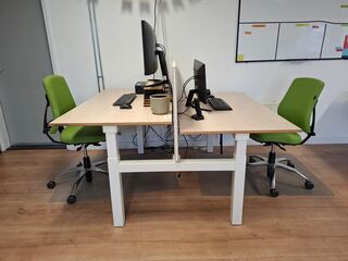 2x Duo-bureau, in hoogte verstelbaar