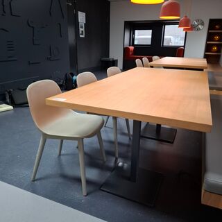2x Kantinetafel met 6x design stoel Muuto