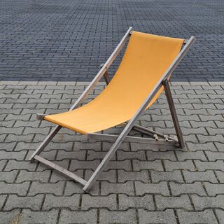 Ca. 63x houten strandstoel met gekleurde zitting | rood, oranje en gee