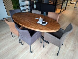 Ovale eetkamertafel met 6 stoelen